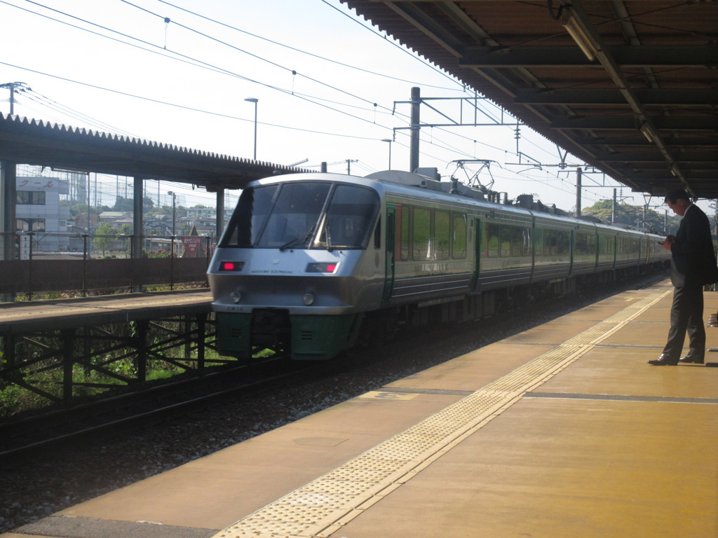 けやき台駅を通過する783系