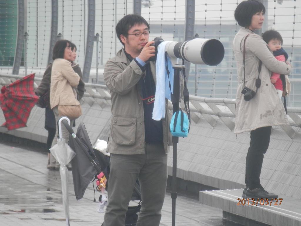 羽田空港で撮影する人