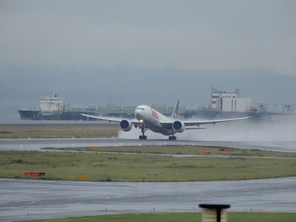 雨の関空を離陸　⑥