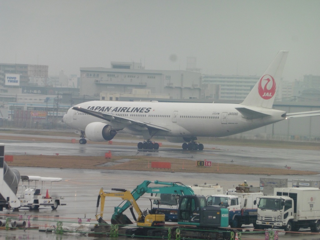 雨の日の離陸のJAL