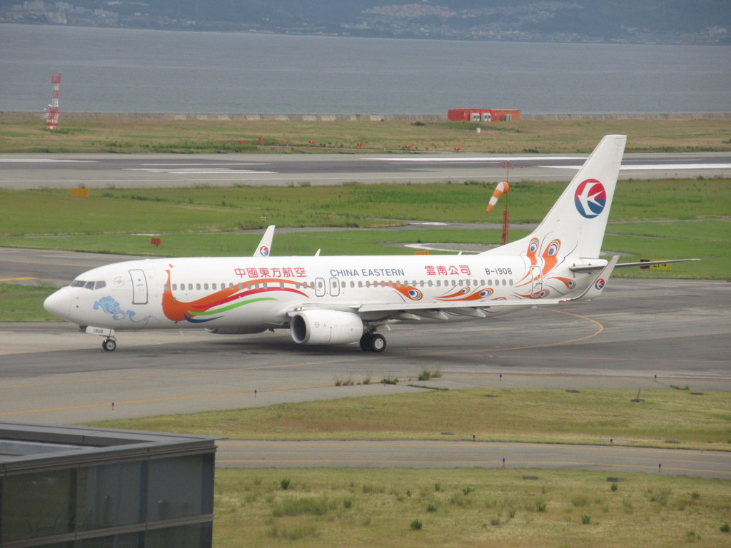 中国東方航空　B737の塗装機出発