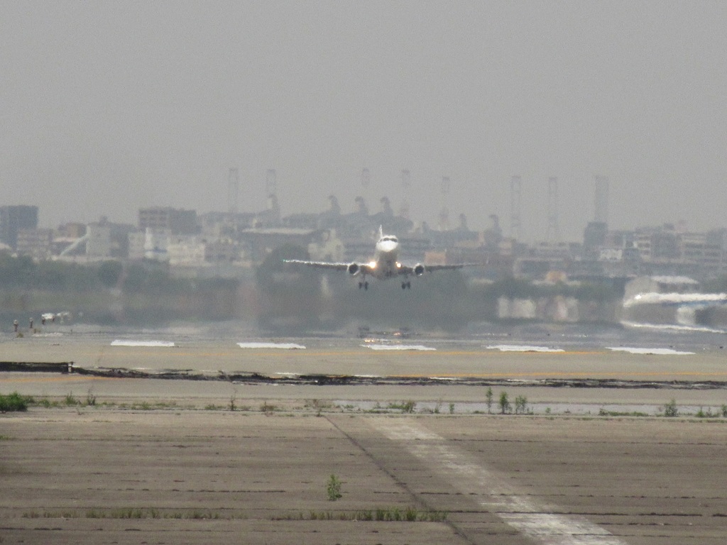 晴れた日の空港にて ②