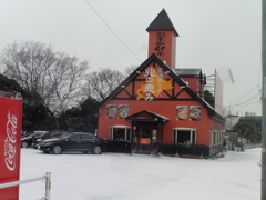 北海道ラーメンのお店と雪の組み合わせ