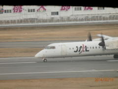 福岡空港よりプロペラ機離陸