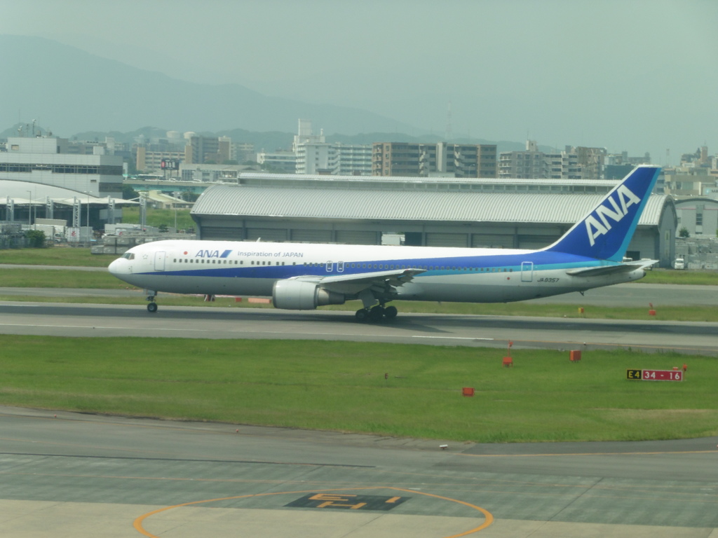 ANA　B767-300　JA8357離陸