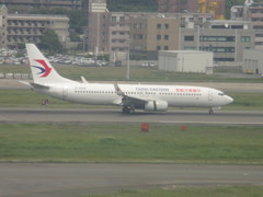 特別塗装の中国東方航空到着