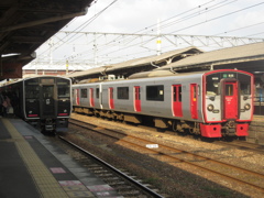 鳥栖駅停車の815系と817系