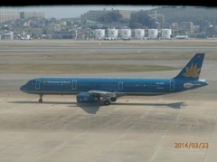 福岡空港を出発するベトナム航空