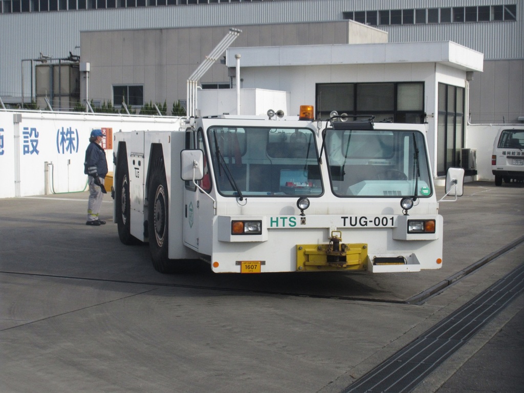 給油をするトーイングトラクター