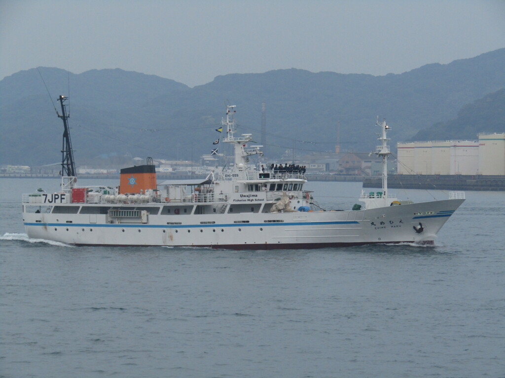 関門海峡を航行するえひめ丸　①