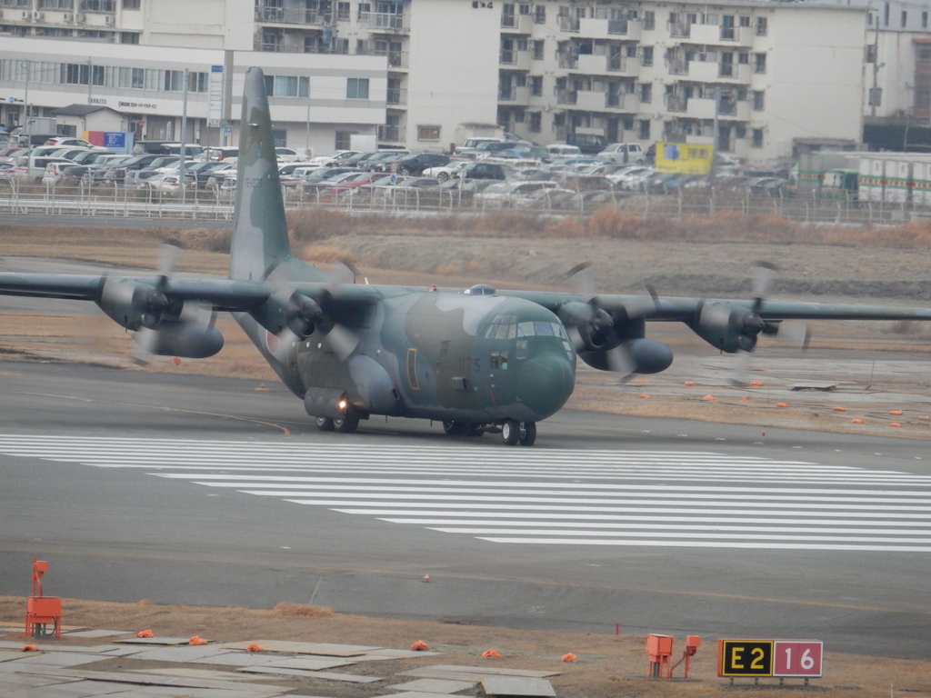 航空自衛隊C-130Hの離陸　福岡空港にて　②