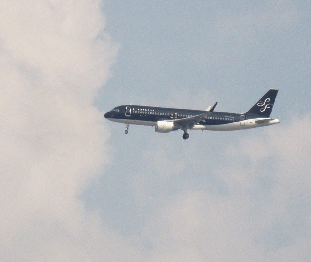 福岡空港R34へ着陸するスターフライヤー