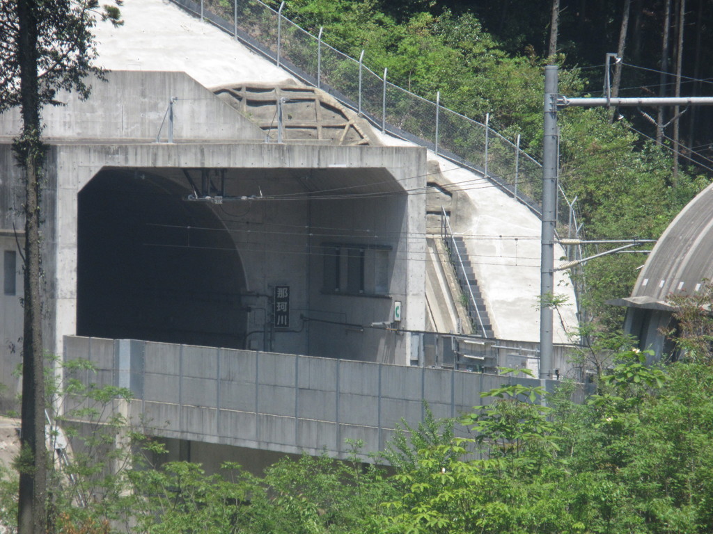 山麓の九州新幹線トンネル
