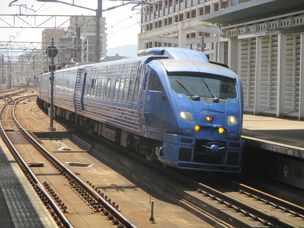 吉塚駅を通過の883系ソニック