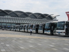COSTA　ATLANTICAの乗客を待つバスの列