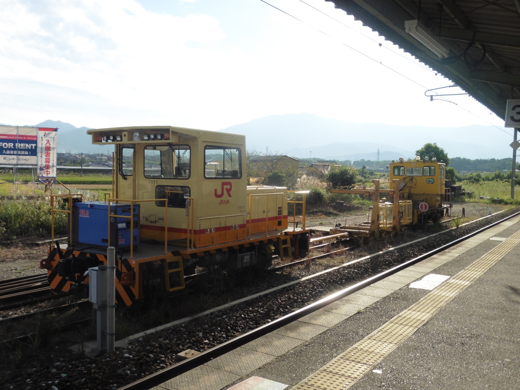 駅のそばに止められる保守車両