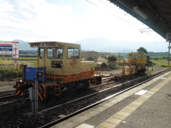 駅のそばに止められる保守車両