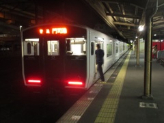 黒崎駅を発車する817系