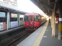 鳥栖駅を発車するキハ185特急ゆふ