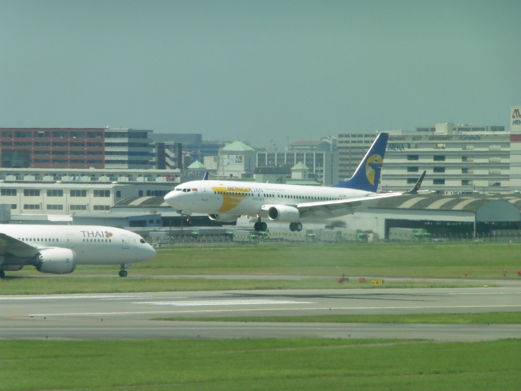 MIATモンゴル航空　B737　EI-CXV飛来①