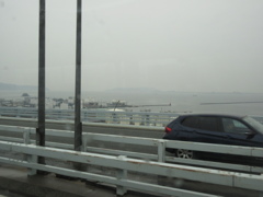 都市高速を通るバスの車内から見える博多港④