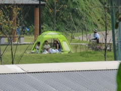 公園でテントを張ってくつろぐ親子連れ①