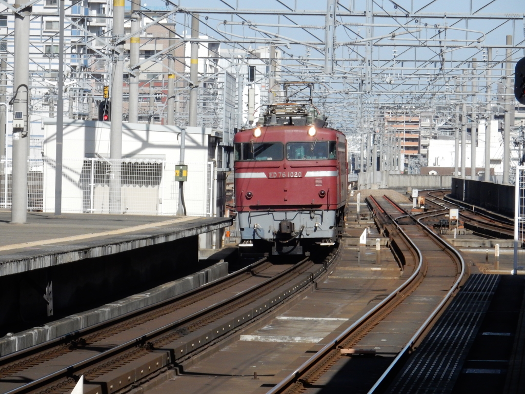 吉塚駅を通過のED76貨物　①