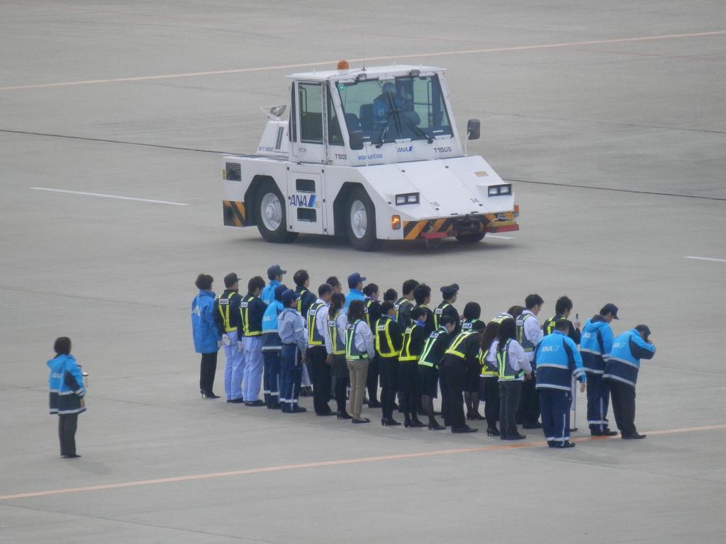 福岡空港でANA社員一同