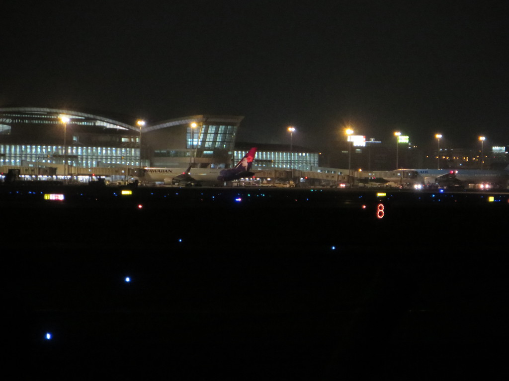 夜の福岡空港②