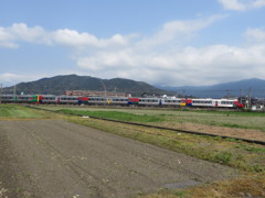 太宰府の山をバックに走る783系みどり