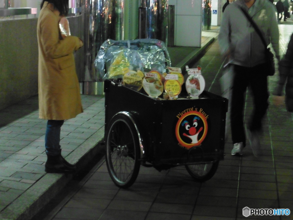 博多駅前のラスク売り少女