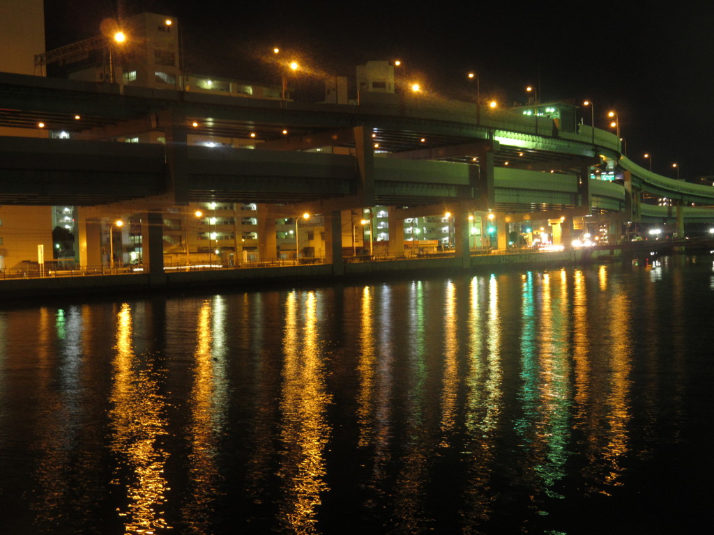 夜の都市高と川に反射する光