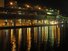 夜の都市高と川に反射する光