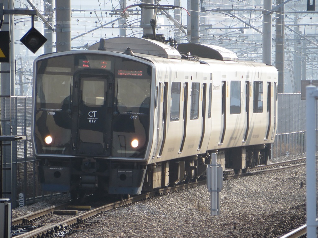 吉塚駅に到着する８１７系ワンマン普通直方行き