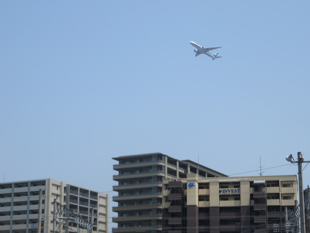 街角から見るANA777の離陸