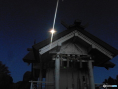 山頂の神社とお月様