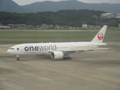 数日前に福岡空港へDVTしたJAL B777-200ER JA708J　①