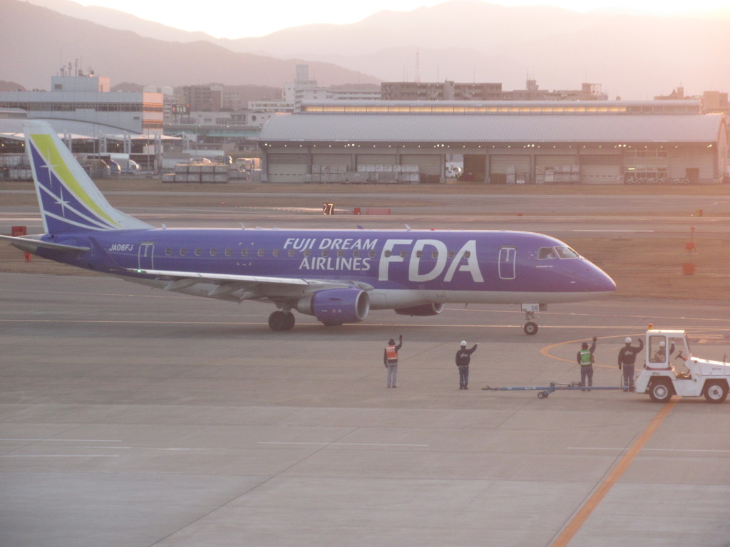 スタッフが見送り出発するFDA