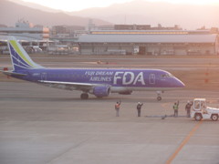 スタッフが見送り出発するFDA