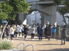 港で楽器の練習に励む学生たち②