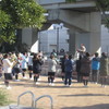 港で楽器の練習に励む学生たち②