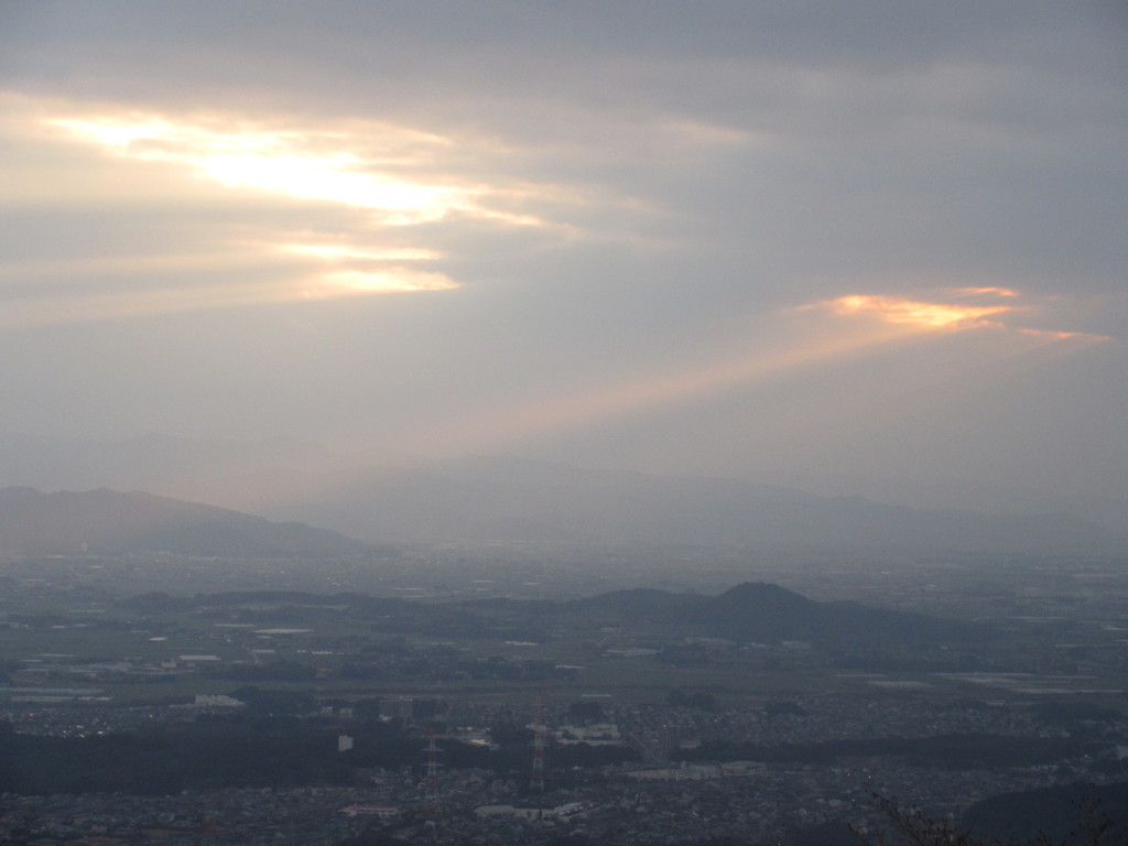 雲の隙間から地面に放射される朝日