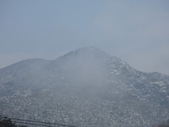 雪山と霧