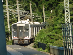 トンネルに入っていく817系
