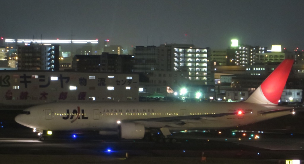 離陸直前のJALのB772