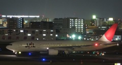 離陸直前のJALのB772