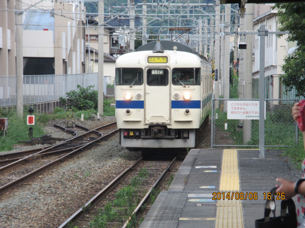篠栗駅に到着した415系