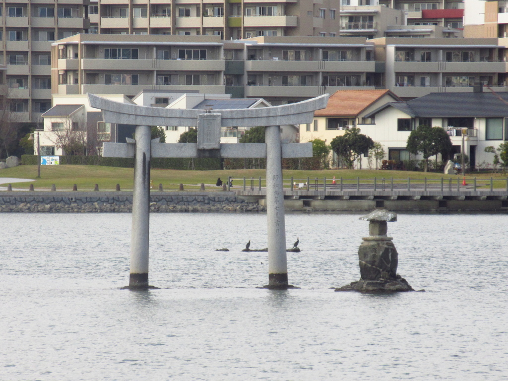 海の上の鳥居と祠①