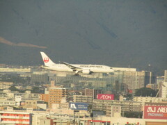 福岡空港へのランディング　博多シティより　②