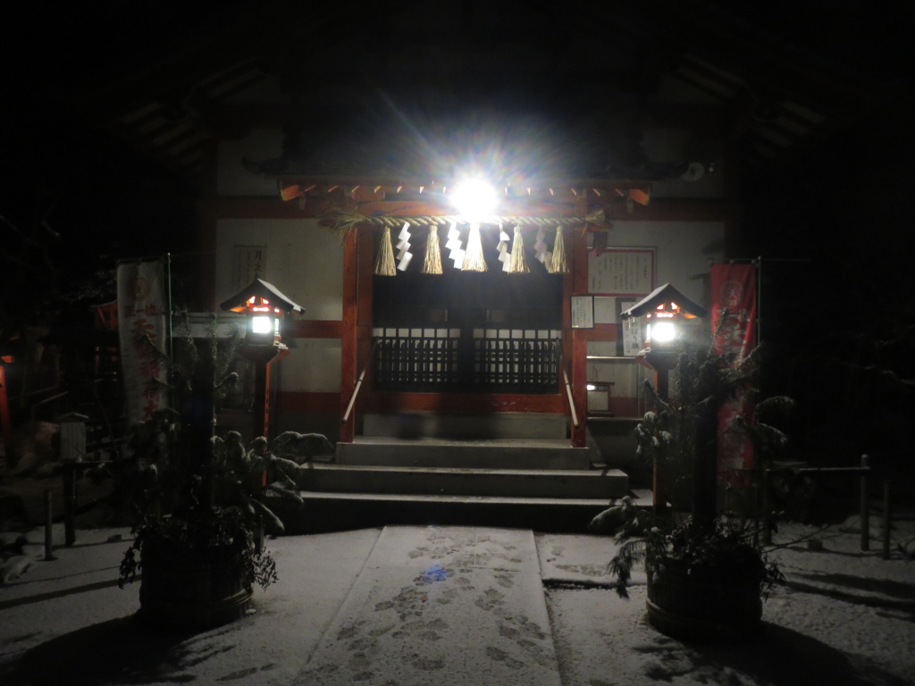 雪の夜の神社　①